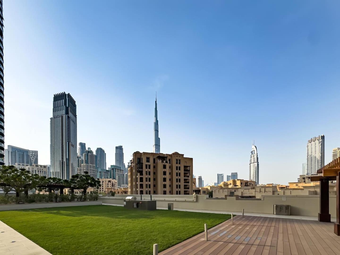 Lavish Saafe House With Full Burj Khalifa View From - Amazing Balcony Setup - Infinity Pool - Near Mall Downtown